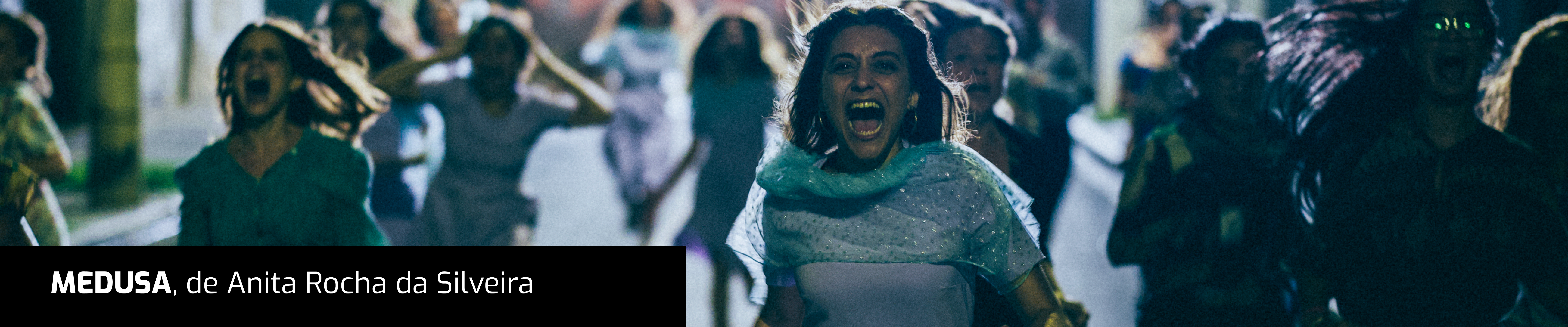 Numa rua, à noite, diversas mulheres correm em nossa direção gritando. As do meio usam vestidos azuis e sandálias. Uma delas está com as mãos na cabeça. Muitas delas têm cabelos lisos, abaixo do ombro. Uma luz noturna é irradiada do fundo para frente. O título e o nome do diretor, estão numa faixa preta com letras brancas, no canto inferior esquerdo.