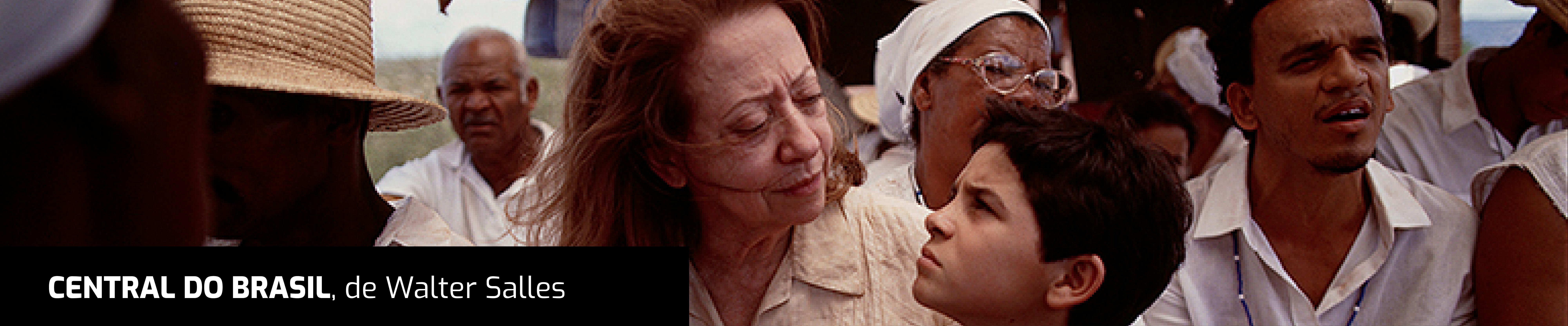 Sentados, Dora e Josué (Fernanda Montenegro e Vinicius de Oliveira) se olham intensamente, com as sobrancelhas contraídas. Estão entre várias pessoas negras, vestidas de branco, duas mulheres com lenços, um homem com chapéu de palha, outro com uma conta azul e branca. Os dois são brancos. Dora tem os cabelos lisos, ruivos, na altura dos ombros, está com uma camisa de botão, bege, de manga curta. Josué, tem os cabelos curtos, lisos, pretos. O título e o nome do diretor, estão numa faixa preta com letras brancas, no canto inferior esquerdo.